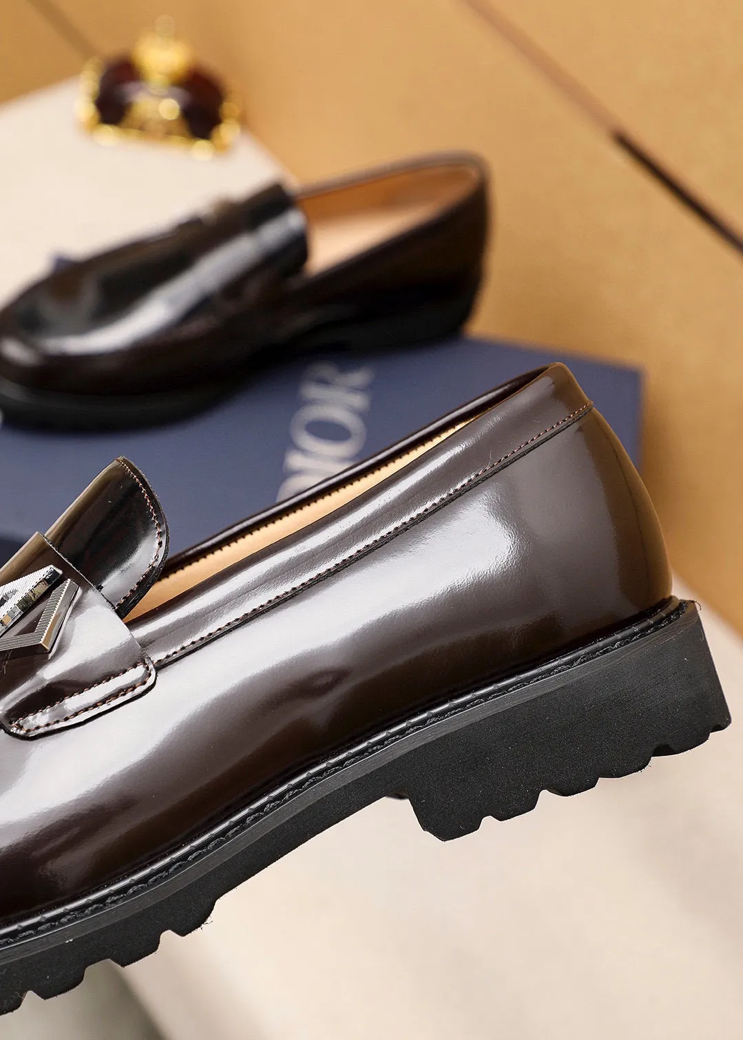 Men's shoes 💰460 💐 Product trademark: Dior "Dior" casual leather shoes Regular size: 39-44 (38.45🉑️customized) Product materials: Selected Italian imported first-layer open-edge beaded cowhide upper + classic hardware buckle, imported water-dyed cowhide lining. Strong three-dimensional visual effect, foam outsole Color: 2⃣️colors available
